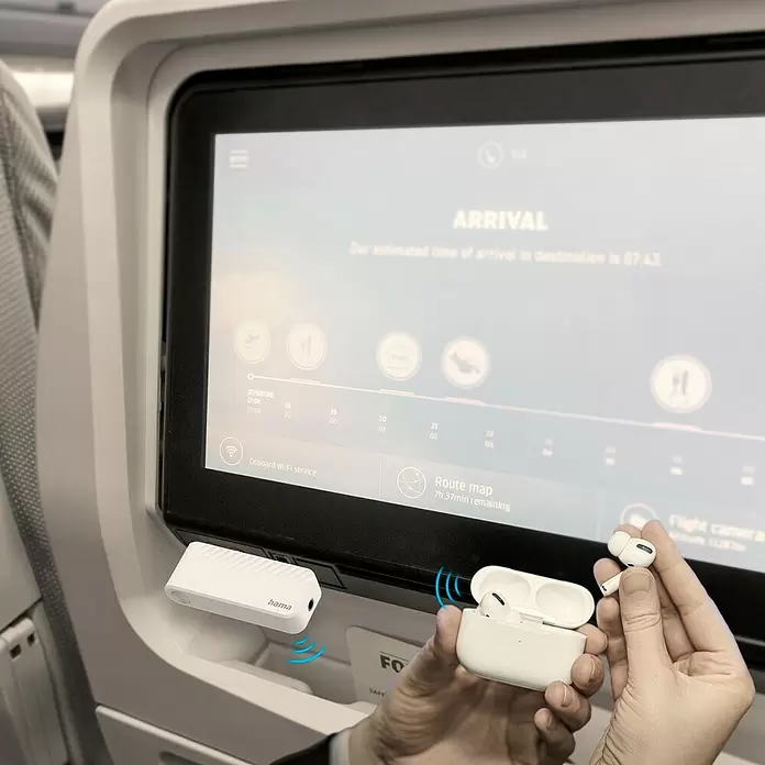 Hama Audio-Adapter Transmitter für Flugzeuge - USB-C-Buchse - Weißer Hama Bluetooth Audio-Transmitter, an Flugzeugsitzbildschirm angeschlossen, verbindet drahtlos mit weißen AirPods Pro.