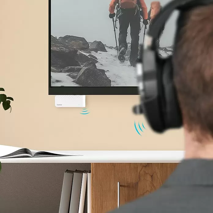 Hama Audio-Adapter Transmitter für Flugzeuge - USB-C-Buchse - Weißer Hama Bluetooth-Transmitter an einem Fernseher, sendet drahtlos Audio an Kopfhörer.