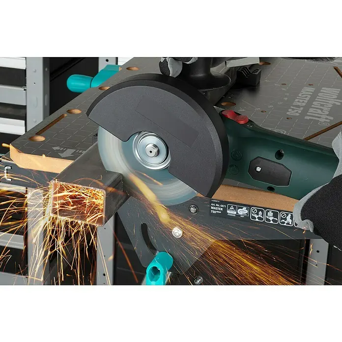 Wolfcraft Trennscheibe - Geeignet für: Metall, Durchmesser: 125 mm, Bohrung: 22,22 mm - Wolfcraft Master 750 Werktisch im Einsatz mit einer Trennscheibe, die Funken sprüht.