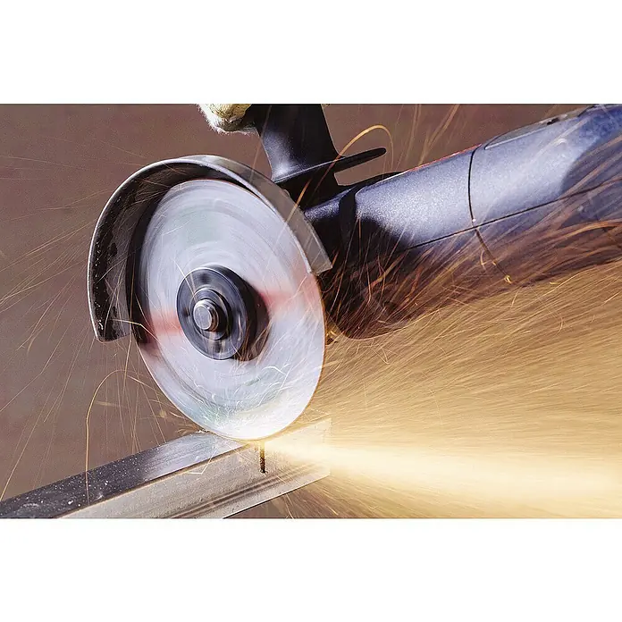 Wolfcraft Trennscheibe - Geeignet für: Metall, Durchmesser: 115 mm, Bohrung: 22,22 mm - Eine Winkelschleifmaschine trennt mit hoher Geschwindigkeit Metall und erzeugt dabei Funken. Die Schutzvorrichtung ist deutlich sichtbar.