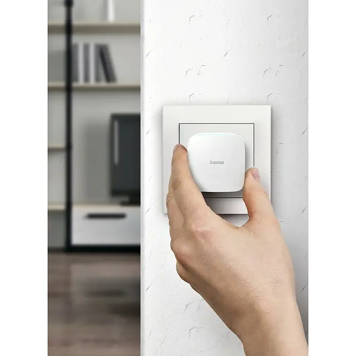 Hama WLAN-Verstärker WLAN-Repeater mit LAN-Anschluss und WPS - RJ45-Buchse - Das Bild zeigt einen Hama Smart Home Zwischenstecker, der in eine Steckdose gesteckt wird, um die Hausautomation zu verbessern.