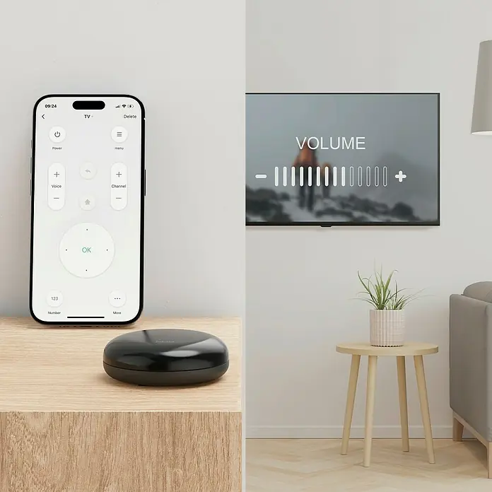 Hama Wifi Steuerzentrale WLAN-Universal-Fernbedienung Infrarot für Sprach- / App-Steuerung - Schwarz - Einrichtung mit einem Smartphone, einer schwarzen Fernbedienung und einem Fernseher, der die Lautstärke anzeigt.