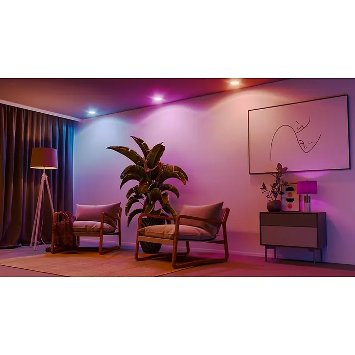 Hama Wifi Smart-LED-Lampe Matter - GU10, Dimmbar, RGBW, 420 lm, 5 W - Das Bild zeigt ein stilvolles Wohnzimmer mit smarter Beleuchtung, die eine entspannende Atmosphäre schafft.