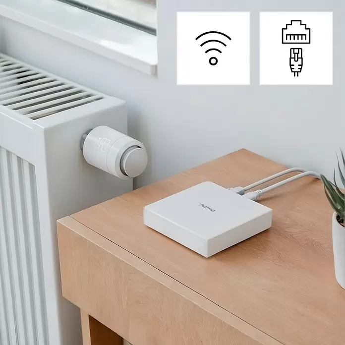 Hama Steuerzentrale Smart-Home-Hub, Matter für Sprach- / Appsteuerung - Weiß - Ein weißes Smart-Heizkörperthermostat mit Display und ein weißer Smart-Home-Hub mit Kabeln auf einem Holztisch. WLAN- und Ethernet-Symbole.
