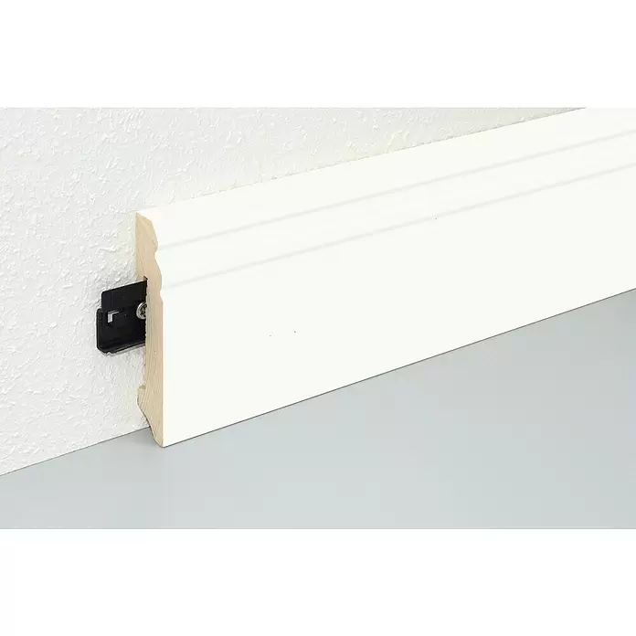 Sockelleiste Massiv - 240 x 1,8 x 9,6 cm, Kiefer, Profiliert - Weiße Sockelleiste an einer strukturierten Wand, mit sichtbarer schwarzer Montageklammer und Schraube.