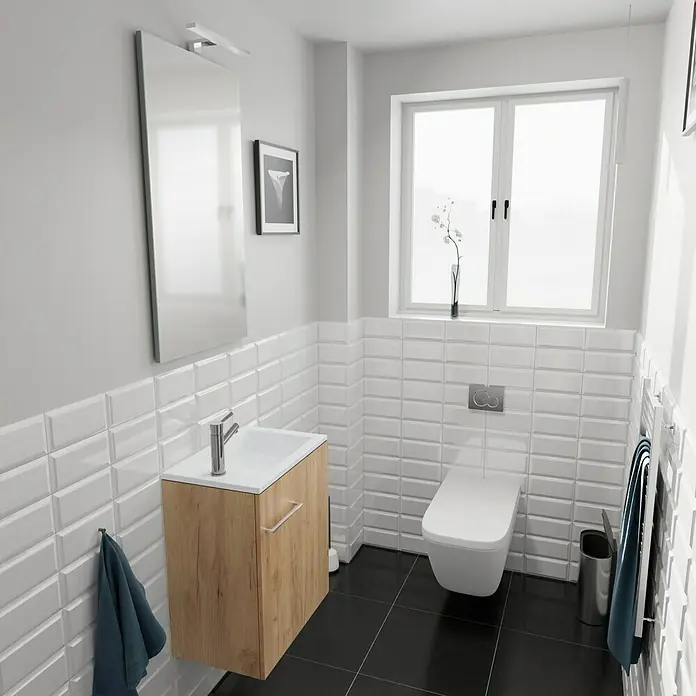 Camargue Espacio Badmöbel-Set C15 - 50 cm, Doce - Ein modernes Badezimmer mit einem Waschtischunterschrank in Holzoptik, einer Toilette und weißen Wandfliesen, die eine stilvolle und funktionale Atmosphäre schaffen.