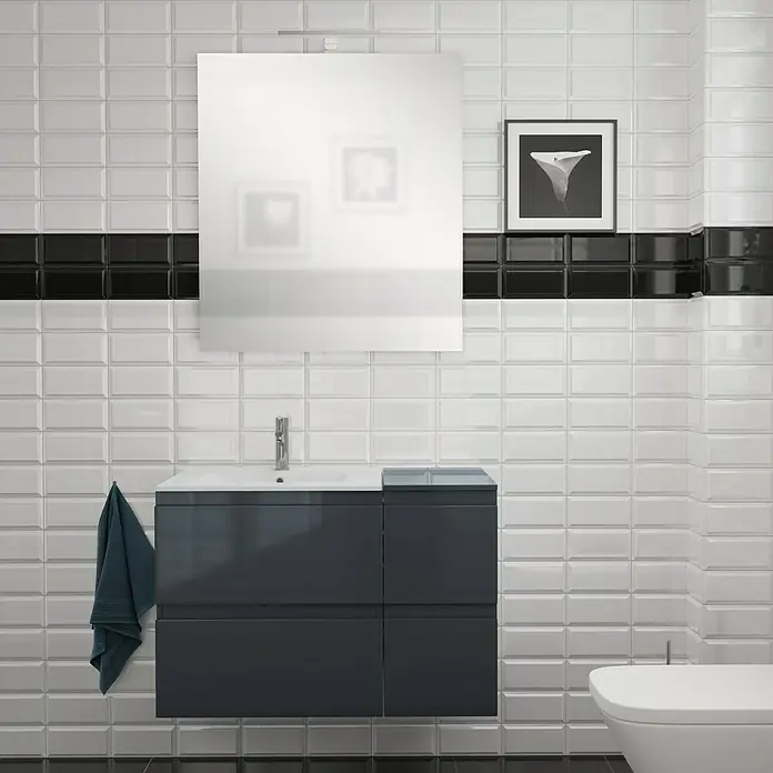 Camargue Espacio Badmöbel-Set H15 - 90 cm, Gama anthrazit glänzend - Badezimmer-Interieur mit einem grauen Waschtischunterschrank, einem Spiegel und weißen Metrofliesen mit schwarzem Akzentband.