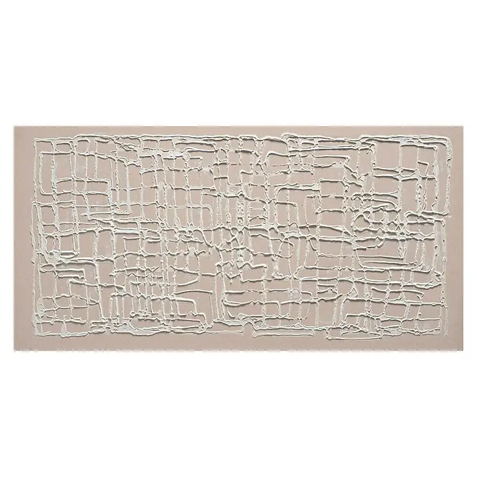 Bubola & Naibo Cuadro pintado a mano Abstracto 937 - Abstracto 937, An x Al: 120 x 60 cm - Una pintura abstracta con una intrincada red de líneas blancas sobre un fondo marrón claro. La obra crea un ambiente moderno y artístico.