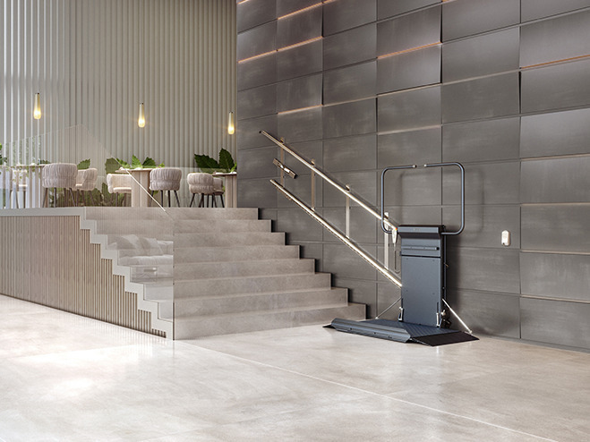 schwarzer Plattformlift an großer Saaltreppe