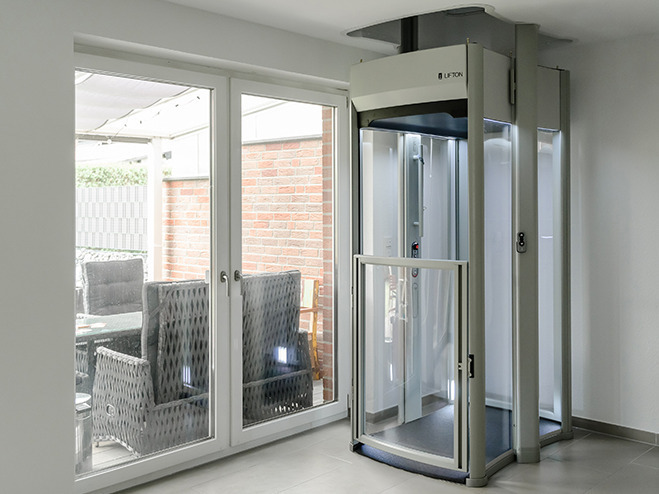 eingebauter Lift in Wohnung vor Balkon