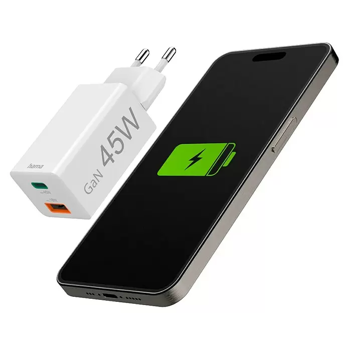 Hama USB-Adapter Schnellladegerät USB-C+A - Weiß, 45 W - Weißes Hama GaN 45W Ladegerät mit zwei Anschlüssen neben einem Smartphone mit grünem Ladeakku-Symbol.