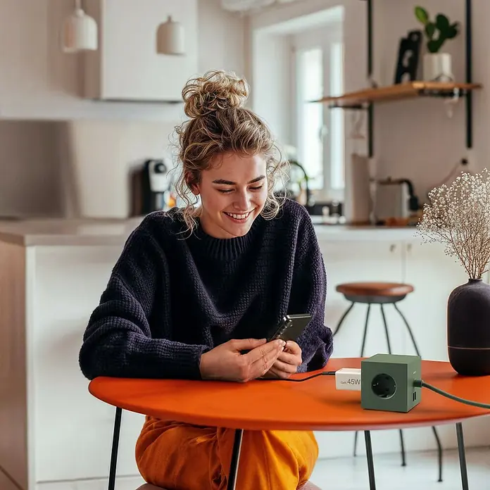 Hama USB-Adapter Schnellladegerät USB-C+A - Weiß, 45 W - Diese Aufnahme zeigt eine stilvolle Steckdosenleiste in Würfelform, die moderne Funktionalität und Design vereint.