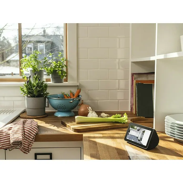 Hama Wifi Überwachungskamera 176645 - Erfassungswinkel: 110 ° - Amazon Echo Show: Ein intelligenter Bildschirm mit Alexa, der in einer Küche auf einer Arbeitsfläche steht und ein Hausüberwachungsvideo anzeigt.