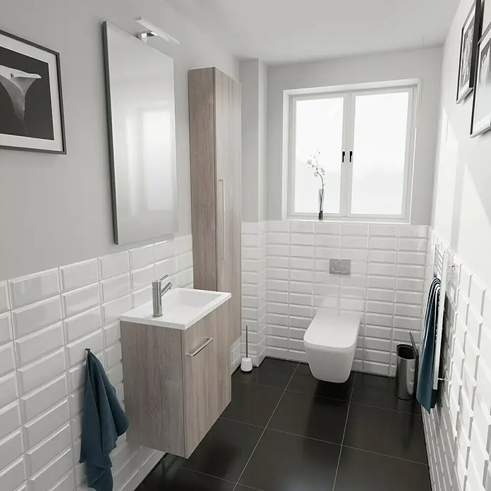 Camargue Espacio Badmöbel-Set H47 - 90 cm, Faro - Badezimmer-Interieur mit Waschtischunterschrank in Holzoptik, Toilette und weißen Wandfliesen für ein modernes Ambiente.