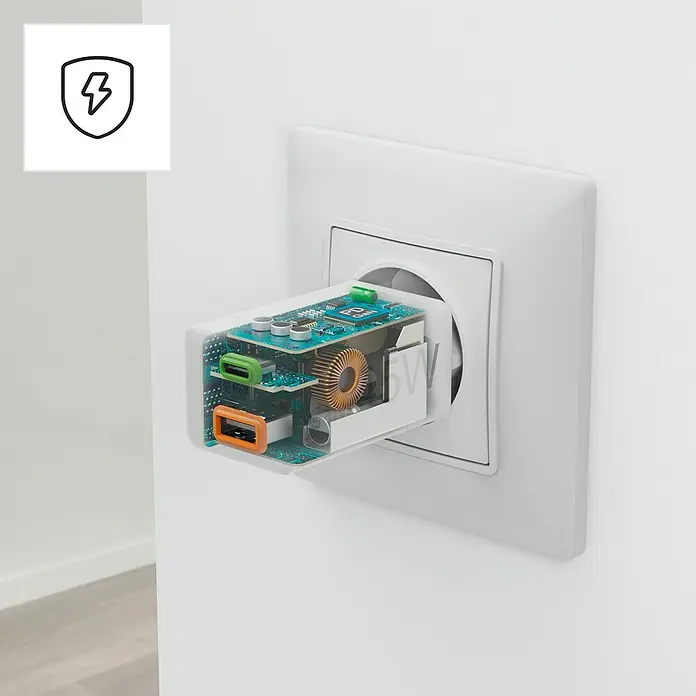 Hama USB-Adapter Schnellladegerät USB-C+A - Weiß, 45 W - Dieses Bild zeigt einen transparenten 65-W-USB-C-Wandadapter, der in eine Steckdose gesteckt wird und einen Einblick in seine interne Schaltung bietet.