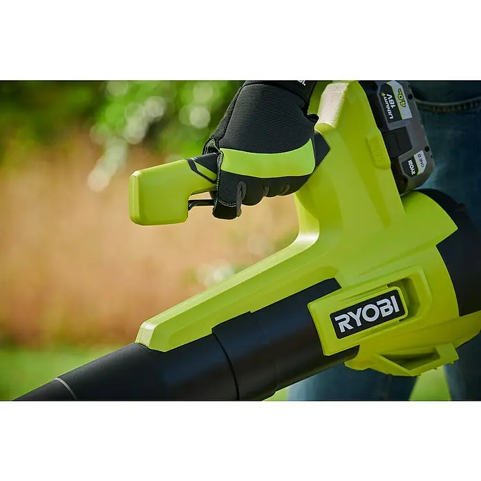 Ryobi ONE+ Akku-Gebläse RY18BLB-0 - 18 V, Ohne Akku, Blasgeschwindigkeit: 160 km/h - Nahaufnahme eines RYOBI Akku-Laubbläsers mit Hand am Griff, ideal für Gartenarbeiten und Laubentfernung im Herbst.