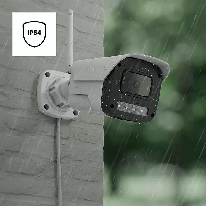 Hama Wifi Überwachungskamera - Weiß, Erfassungswinkel: 110 ° - Weiße Outdoor-Überwachungskamera mit schwarzer Front, bedeckt mit Regentropfen, die ihre IP54-Wetterbeständigkeit hervorheben.