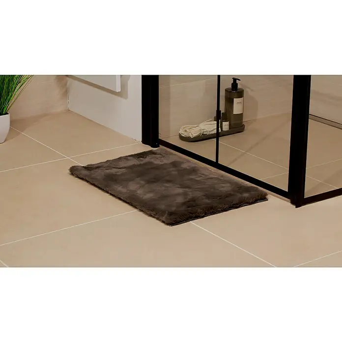 Badteppich Happy - 40 x 60 cm, Grau, 100% Polyester - Weicher, rechteckiger Badteppich in einem Farbton zwischen Grau und Braun, der Komfort und Stil in jedes Badezimmer bringt.