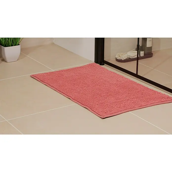 Camargue Badteppich Zottel - 50 x 80 cm, Brombeere, 100% Polyester - Ein rosa Badteppich liegt vor einer Dusche und bietet Komfort und Stil. Der Teppich ergänzt das moderne Badezimmerdesign und lädt zum Verweilen ein.