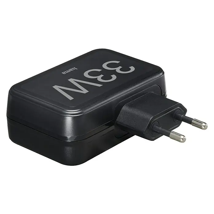Hama USB-Adapter Schnellladegerät 4x USB-A 33W - Schwarz, USB A-Stecker - Nahaufnahme eines schwarzen Hama 33W USB-C-Ladegeräts mit Eurostecker auf schwarzem Hintergrund. Das Netzteil ist kompakt und robust.
