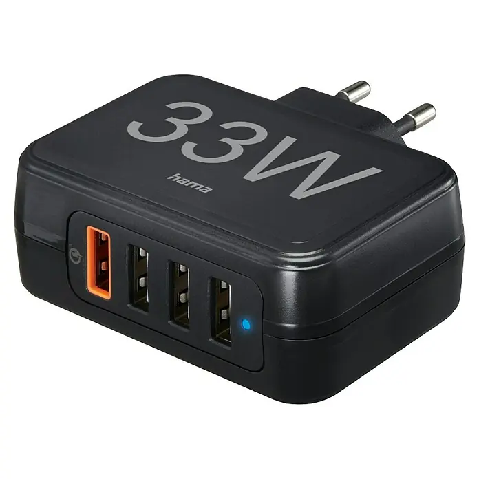 Hama USB-Adapter Schnellladegerät 4x USB-A 33W - Schwarz, USB A-Stecker - Nahaufnahme eines schwarzen Hama 33W USB-Ladegeräts mit vier Anschlüssen und EU-Stecker auf schwarzem Hintergrund.