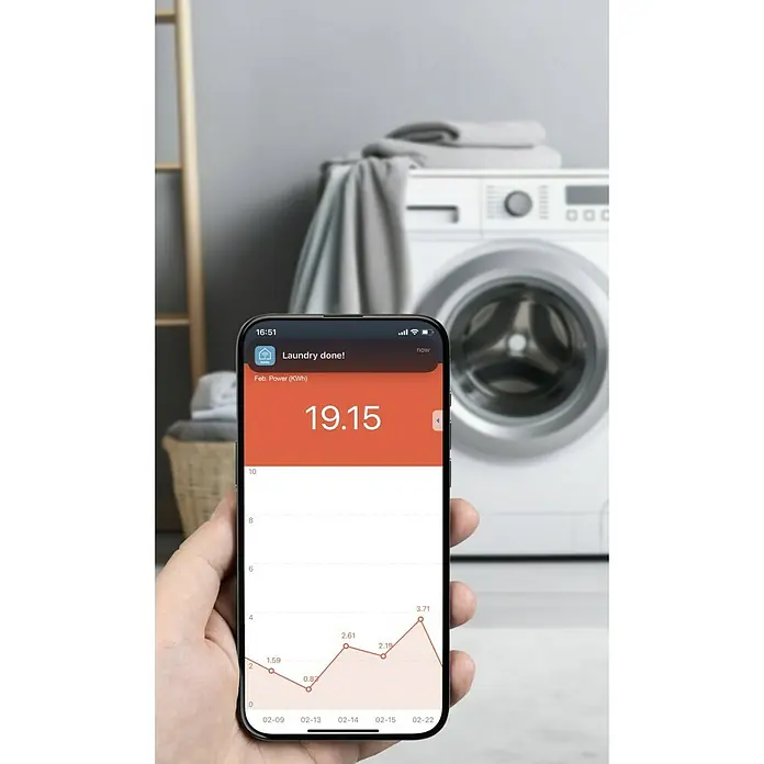 Hama Funksteckdose WLAN-Steckdose Matter - Weiß, Max. Anschlussleistung: 3.680 W, 1 Stk. - Nahaufnahme eines Smartphones, das eine Energieverbrauchs-App mit einem Diagramm vor einer Waschmaschine anzeigt.