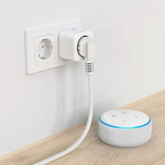 Hama Funksteckdose WLAN-Steckdose Matter - Weiß, Max. Anschlussleistung: 3.680 W, 1 Stk. - Nahaufnahme eines weißen Smart Speakers, der an eine Steckdose angeschlossen ist, mit einem blauen Lichtring.