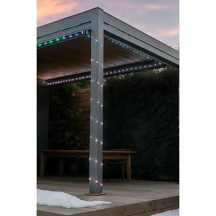 Hama Wifi Smart-LED-Lichterkette IP65 - Innen, 10 m, Lichtfarbe: Mehrfarbig, 100 Stk., Netzbetrieben - Ein modernes Terrassendach mit farbigen LED-Lichtern, die eine stimmungsvolle Atmosphäre für den Außenbereich schaffen.