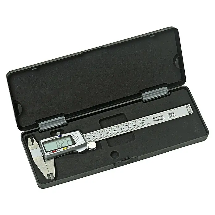 Alpha Tools Digitaler Messschieber - Messbereich: 0 - 150 mm, Stahl - Digitaler Messschieber aus Edelstahl in einer schwarzen Aufbewahrungsbox. Ideal für präzise Messungen in Handwerk und Industrie.