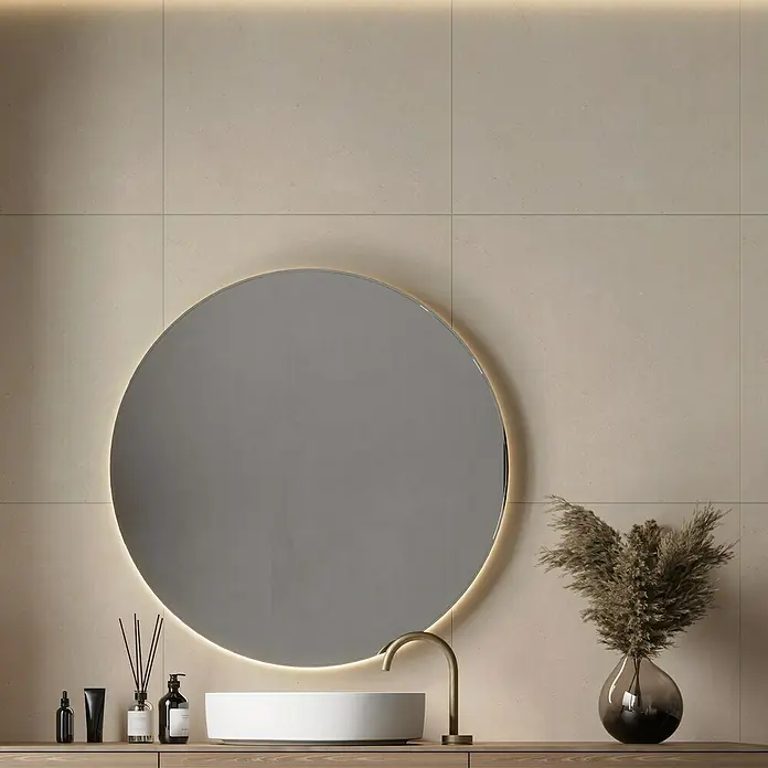 Feinsteinzeugfliese Big Sand - 60 x 60 cm, Beige, Matt - Ein Badezimmer mit einem runden Spiegel mit integrierter Beleuchtung über einem modernen Waschbecken und dekorativen Accessoires.