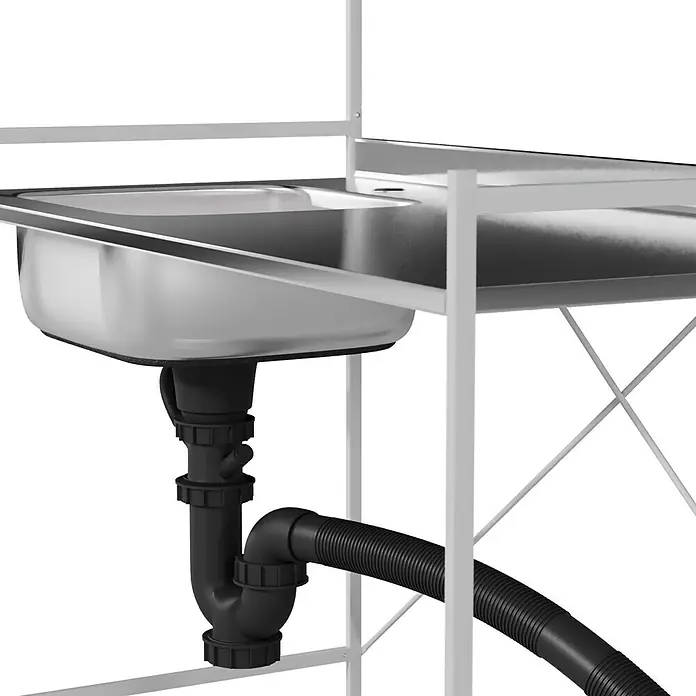 Komplettspüle Ben - 113 x 56 cm, Weiß - Detailaufnahme eines Spülbeckens mit schwarzem Abflussrohr und weißem Metallgestell. Der Fokus liegt auf der Funktionalität und dem Design des Produkts.