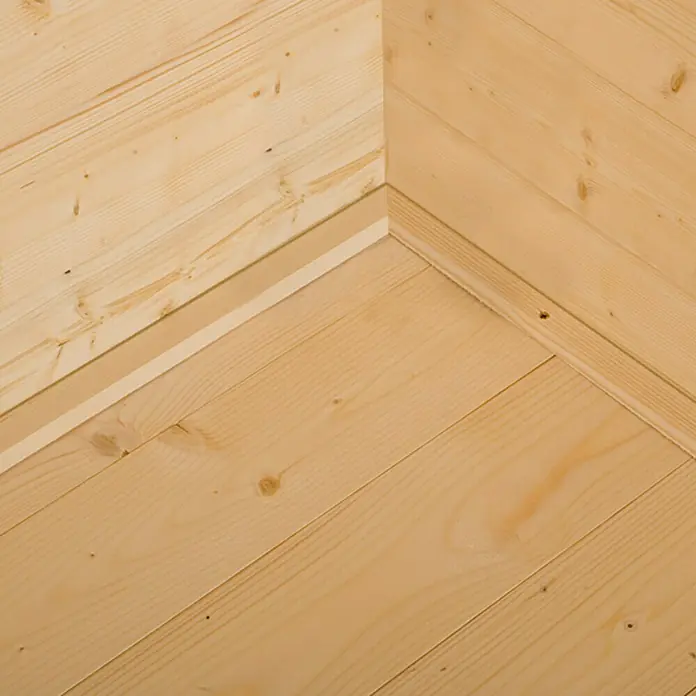 Weka Bodenplatte - Fichte, Passend für: Weka Gartenhaus Colore 3 - Detailaufnahme einer hölzernen Eckverkleidung, die die natürliche Maserung und warme Töne des Holzes hervorhebt, ideal für rustikale Innenräume.
