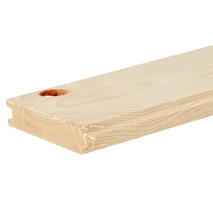 Rauhspund - Fichte, 3.000 x 96 x 19 mm - Nahaufnahme eines Holzstücks mit einem Loch. Holz mit deutlicher Maserung und rustikalem Aussehen.