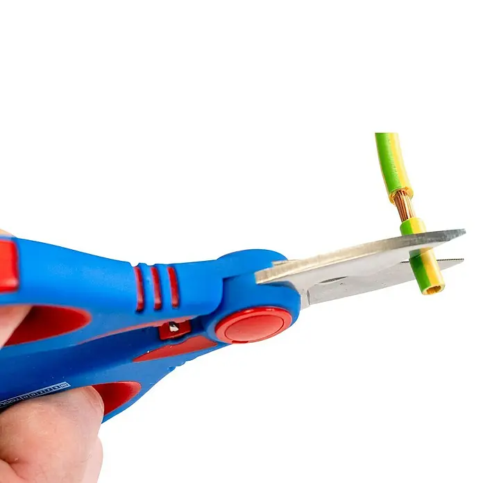 Weicon Elektrikerschere XL - Blau, Rot, Passend für: Feindrähtige Kabel aus Kupfer und Alu bis zu 50 mm² - Eine blaue und rote Schere schneidet ein grünes und gelbes Kabel durch und zeigt so die Funktionalität des Produkts.