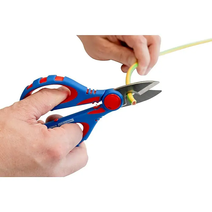 Weicon Elektrikerschere XL - Blau, Rot, Passend für: Feindrähtige Kabel aus Kupfer und Alu bis zu 50 mm² - Eine Person schneidet mit einer blauen und roten Kabelschere ein gelbes und grünes Kabel. Das Werkzeug ist scharf und präzise.