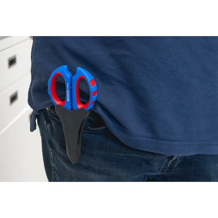 Weicon Elektrikerschere XLBlau, Rot, Passend für: Feindrähtige Kabel aus Kupfer und Alu bis zu 50 mm² - Eine Nahaufnahme einer Kombischere mit einem Holster in einer Jeanstasche, die die Funktionalität und den Komfort des Werkzeugs hervorhebt.