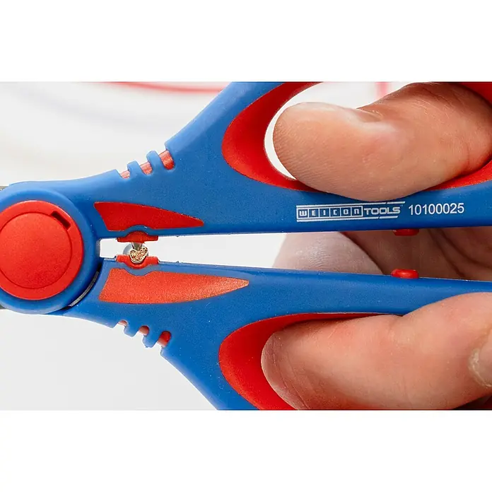 Weicon Elektrikerschere XL - Blau, Rot, Passend für: Feindrähtige Kabel aus Kupfer und Alu bis zu 50 mm² - Nahaufnahme einer blauen und roten Weicon TOOLS Abisolierzange, die von einer Hand gehalten wird.