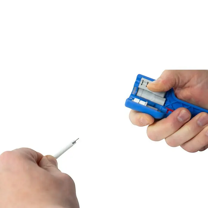Weicon Kabelentmanteler Coax-Stripper No. 1 F Plus - Blau, Rot, Passend für: Koaxialkabel, bzw. Antennen- und Übertragungskabel - Koaxialkabel-Abisolierwerkzeug in Aktion, demonstriert das Abisolieren eines Kabels für den Anschluss. Praktisch und effizient für Heimwerker.