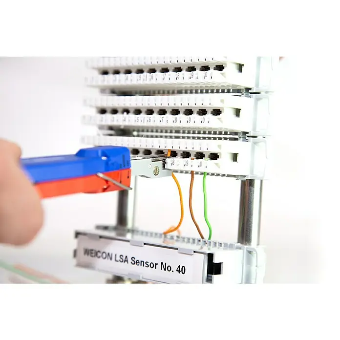 Weicon Anlegewerkzeug LSA Sensor No. 40 - Blau, Rot, Passend für: Beschaltung LSA-Baureihe - Ein LSA-Anschlussblock mit einem Auflegewerkzeug, das Kabel in die Klemmen presst, um eine sichere Verbindung herzustellen.