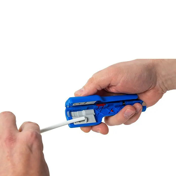 Weicon Kabelentmanteler Coax-Stripper No. 1 F Plus - Blau, Rot, Passend für: Koaxialkabel, bzw. Antennen- und Übertragungskabel - Eine blaue Abisolierzange wird von zwei Händen gehalten, während sie ein weißes Kabel abisoliert.