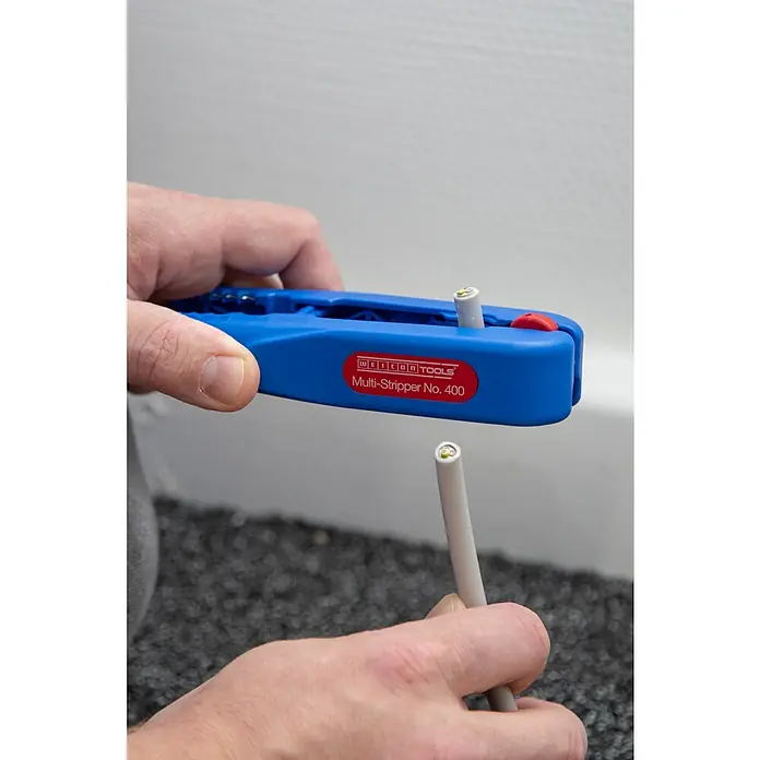 Weicon Kabelentmanteler Multi-Stripper No. 400 - 0,5 mm² - 6 mm², Blau, Rot - WEICON TOOLS Multi-Stripper No. 400 zum Abisolieren von Kabeln mit gut sichtbarem Innenleben, gehalten von einer Hand.