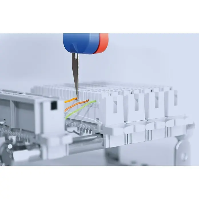 Weicon Anlegewerkzeug LSA Sensor No. 40 - Blau, Rot, Passend für: Beschaltung LSA-Baureihe - Eine blaue und rote Stanzwerkzeug wird verwendet, um Drähte in einem weißen Verteilerblock zu verbinden, wodurch eine sichere und effiziente Verbindung entsteht.
