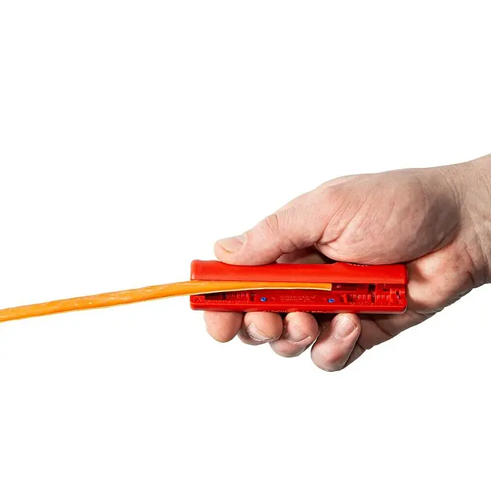 Weicon Kabelentmanteler Stripper No.2 Cat - Passend für: Cat5, Cat6, Cat7, Twisted-Pair-Kabel 4,5 - 10 mm - Ein roter Kabelabisolierer wird von einer Hand gehalten, während er ein orangefarbenes Kabel abisoliert.