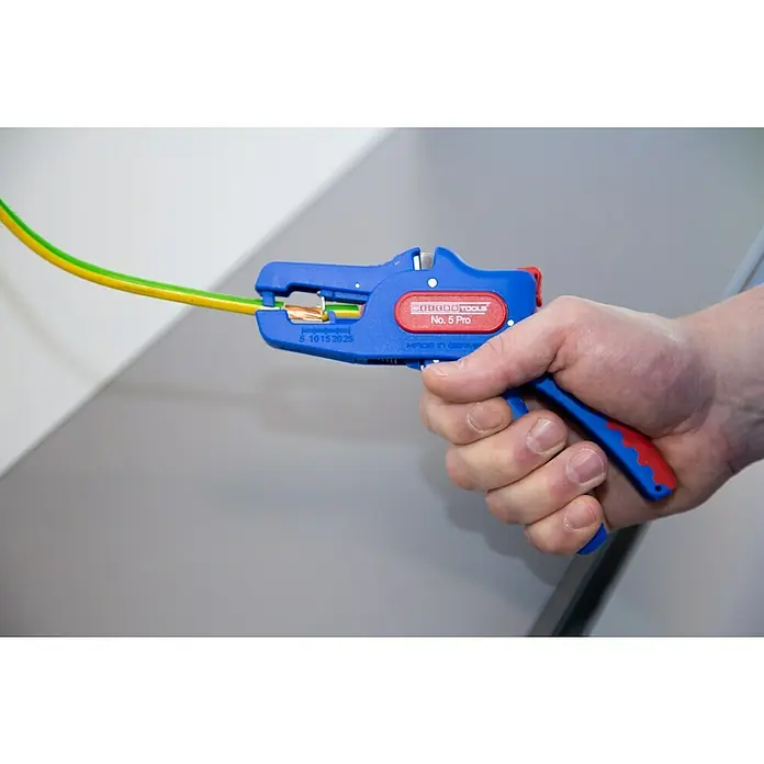 Weicon Kabelentmanteler Abisolierzange No. 5 Pro - 0,2 mm² - 16 mm², Blau, Rot - Abisolierzange "Weidmüller Tools No. 5 Pro" in Aktion, die ein gelb-grünes Kabel abisoliert. Ein unverzichtbares Werkzeug für Elektriker.