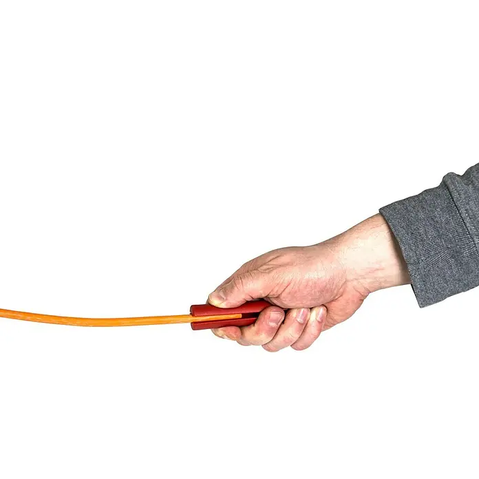 Weicon Kabelentmanteler Stripper No.2 Cat - Passend für: Cat5, Cat6, Cat7, Twisted-Pair-Kabel 4,5 - 10 mm - Ein Werkzeug zum Abisolieren von Kabeln in der Hand, mit einem orangefarbenen Kabel, das durch das Werkzeug geführt wird.