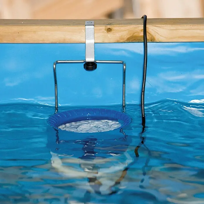 Weka Holz-Pool Acapulco II - L x B x H: 571 x 471 x 116 cm, Braun/Blau, 18.200 l - Das Bild zeigt eine Wasserüberwachungsvorrichtung, die an einem Beckenrand befestigt ist und ins Wasser reicht, um die Wasserqualität zu prüfen.