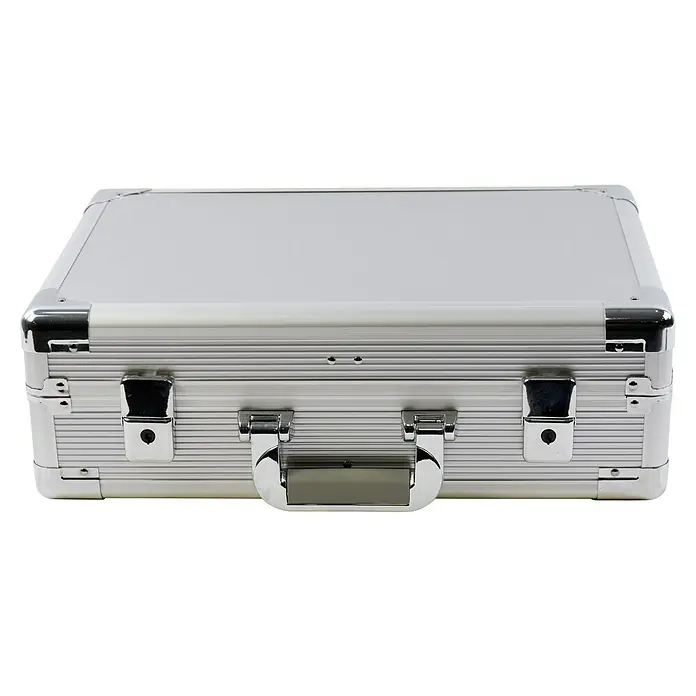 Wisent Maschinenkoffer - L x B x H: 478 x 150 x 323 mm, Aluminium, Ohne Werkzeug - Detailaufnahme eines silberfarbenen Aktenkoffers aus Aluminium mit glänzenden Chrombeschlägen und einem stabilen Tragegriff.