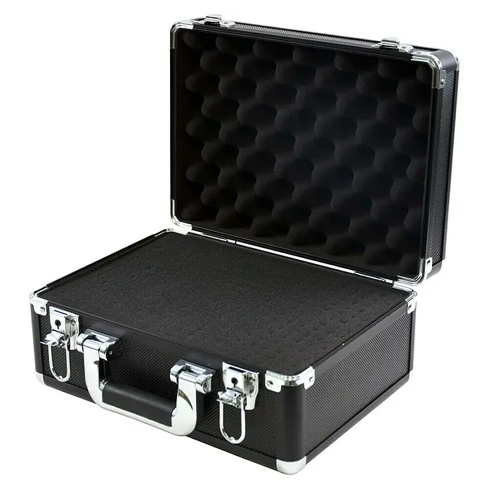 Wisent Universalkoffer - L x B x H: 320 x 155 x 230 mm, Ohne Werkzeug - Ein offener, schwarzer Aluminiumkoffer mit stoßabsorbierendem Schaumstoff im Inneren, ideal zum Schutz wertvoller Gegenstände.
