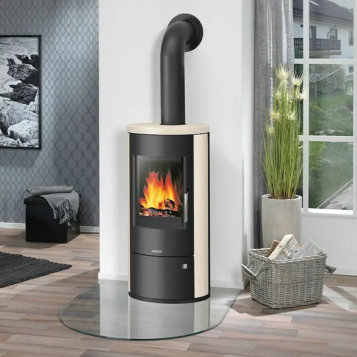Justus Kaminofen Austin 5 - 5 kW, Raumheizvermögen: 88 m³, Material Verkleidung: Kalkstein, Kalkstein-Cream/Schwarz - Der Justus Kaminofen sorgt für wohlige Wärme mit seinem modernen Design und effizienter Verbrennungstechnologie.