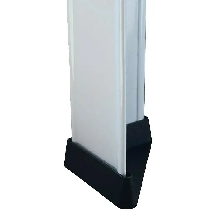Regalux Metallregal Weiß - B x T x H: 80 x 30 x 150 cm, Metall, Weiß, Traglast pro Boden: 50 kg - Detailaufnahme des Fußes einer weissen Leiter mit schwarzem Gummischutz, der für sicheren Halt sorgt. Ideal für sicheres Arbeiten.